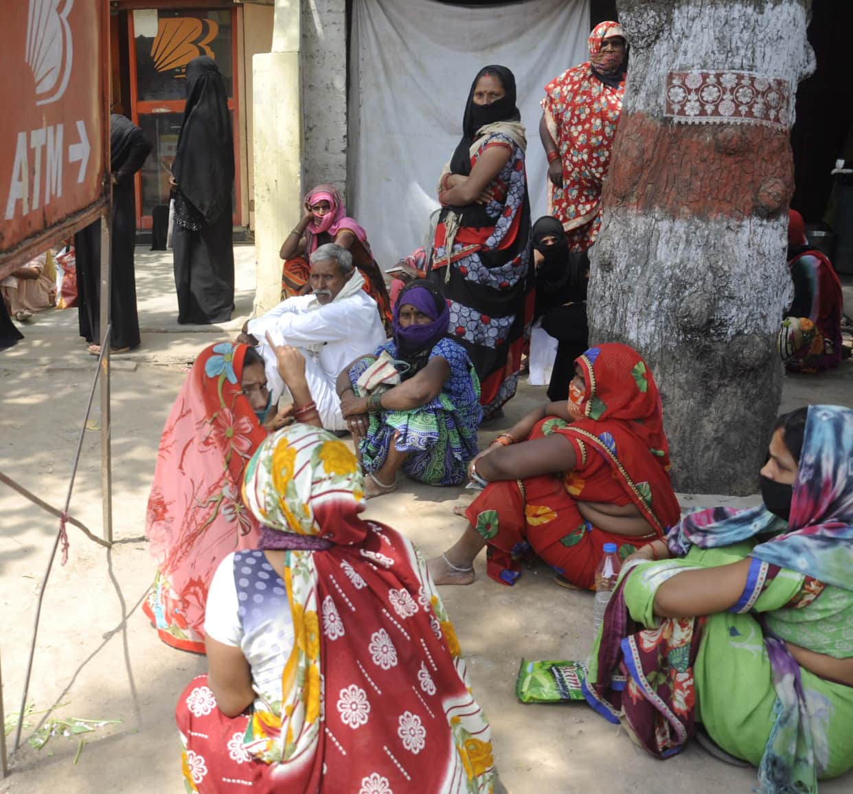 CoronaVirus: Banks not stopping crowd, security cycle broken in village