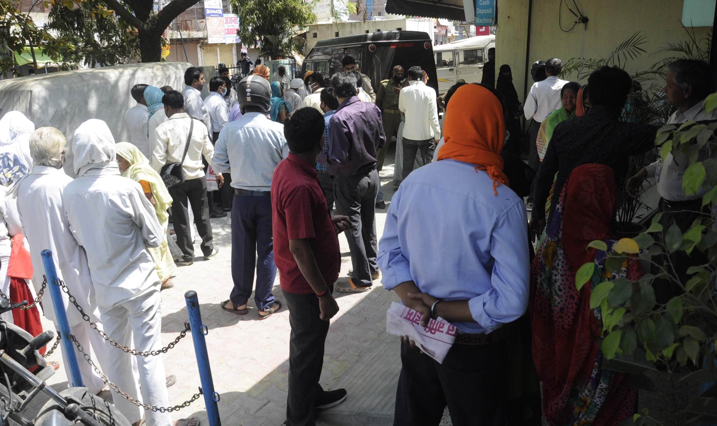 CoronaVirus: Banks not stopping crowd, security cycle broken in village