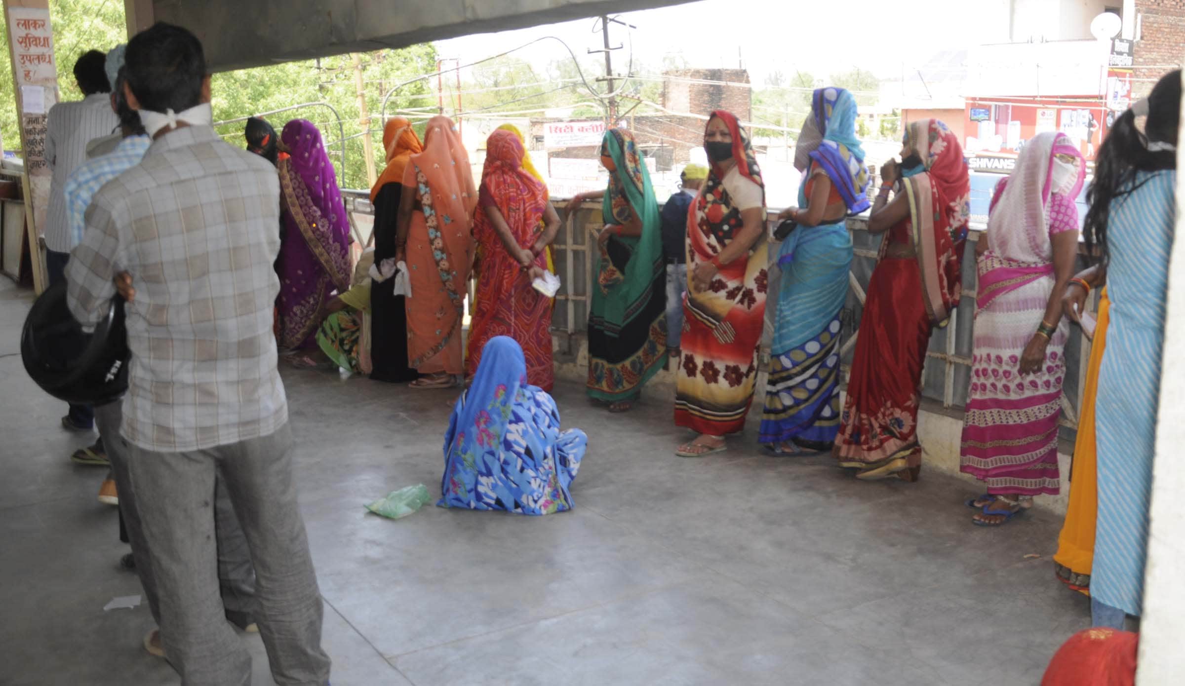 CoronaVirus: Banks not stopping crowd, security cycle broken in village