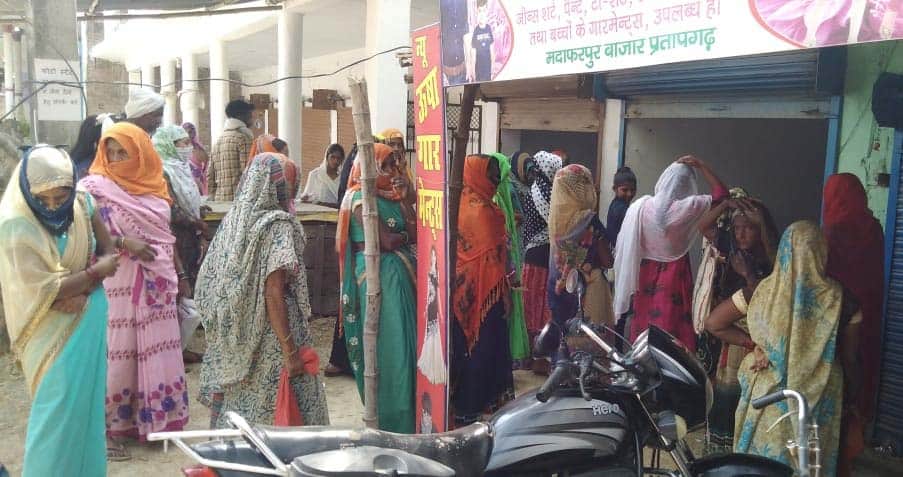 CoronaVirus: Banks not stopping crowd, security cycle broken in village
