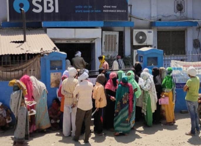 CoronaVirus: Banks not stopping crowd, security cycle broken in village