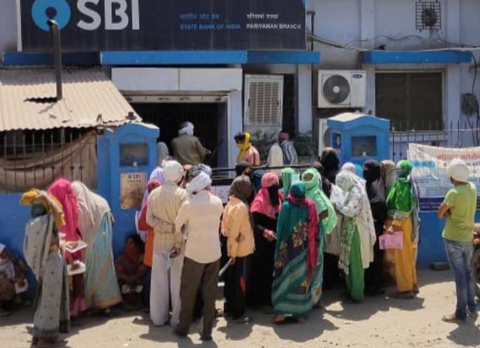 CoronaVirus: Banks not stopping crowd, security cycle broken in village