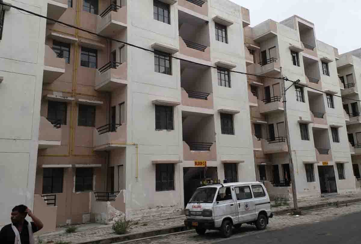 girl's dead body's found in flat