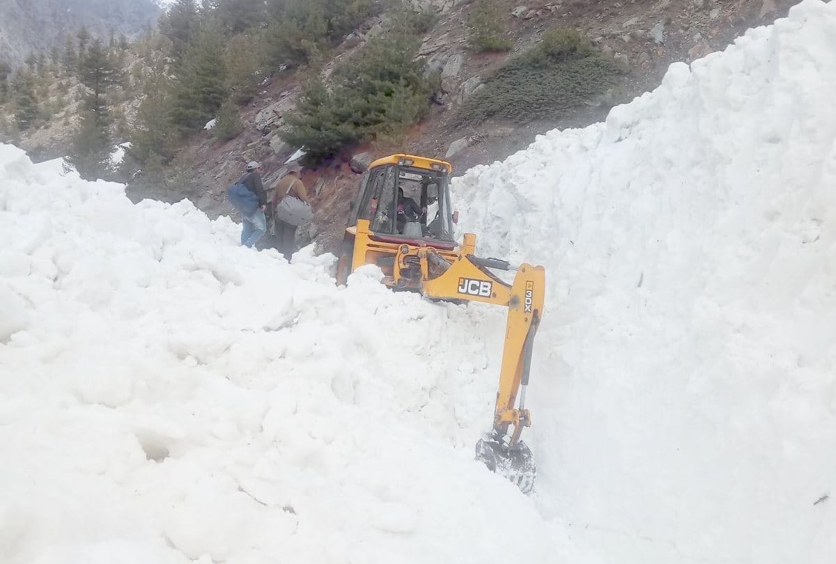 Snow clearing on Rohtang pass on manali leh road by border road organisation