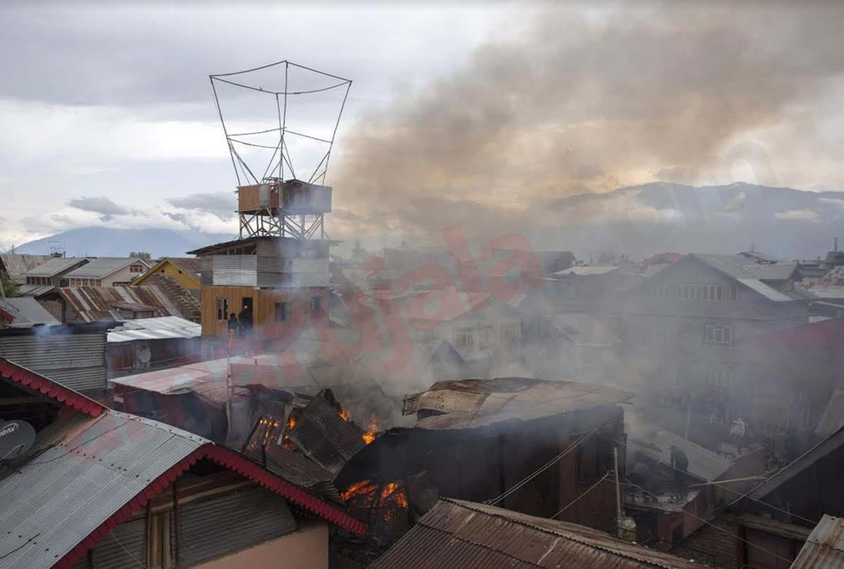 Three houses destroyed due to fire in Srinagar jammu kashmir