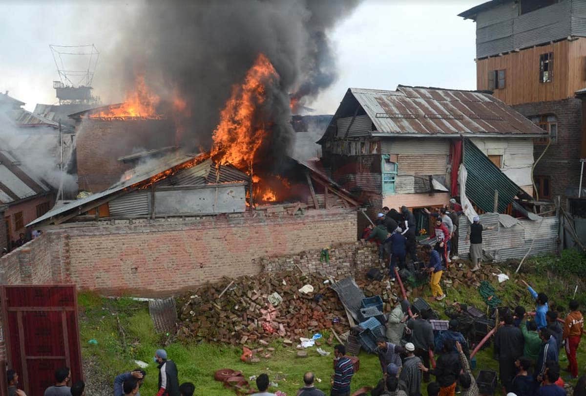 Three houses destroyed due to fire in Srinagar jammu kashmir