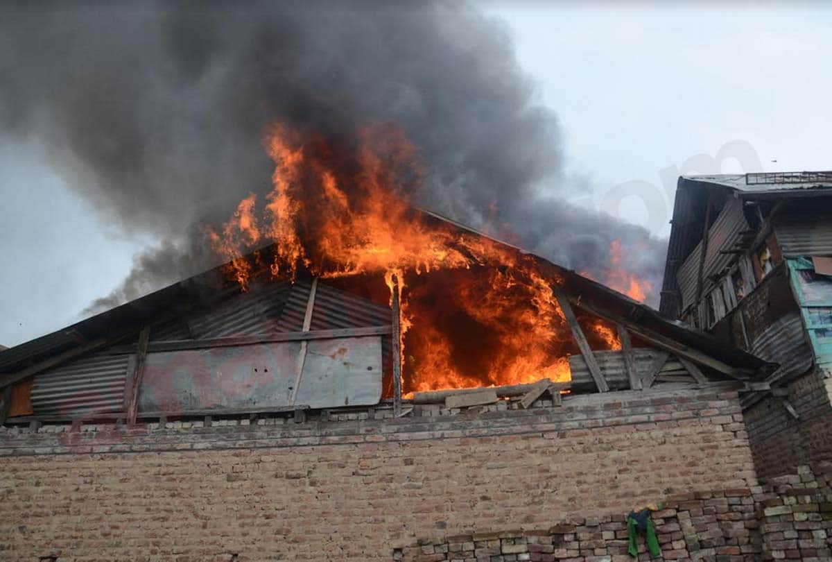 Three houses destroyed due to fire in Srinagar jammu kashmir