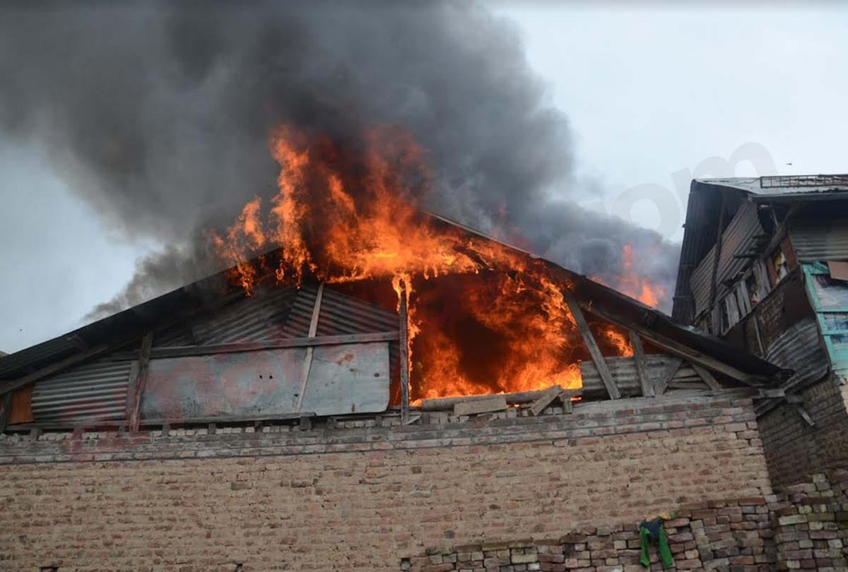Three houses destroyed due to fire in Srinagar jammu kashmir