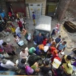 नई दिल्ली में लॉकडाउन के दौरान टैंकर से पानी भरने के लिए खड़े लोगों ने सोशल डिस्टेंसिंग के नियम को तोड़ते दिखे।