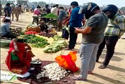Vegetable Price Hike: महंगाई की आंच में उबले आलू-कोहड़ा, टमाटर हुआ और लाल, पढ़ें- रेट लिस्ट Vegetable Price Hike Increase in the price of Parwal, Cabbage, Spinach and Onion, Garlic