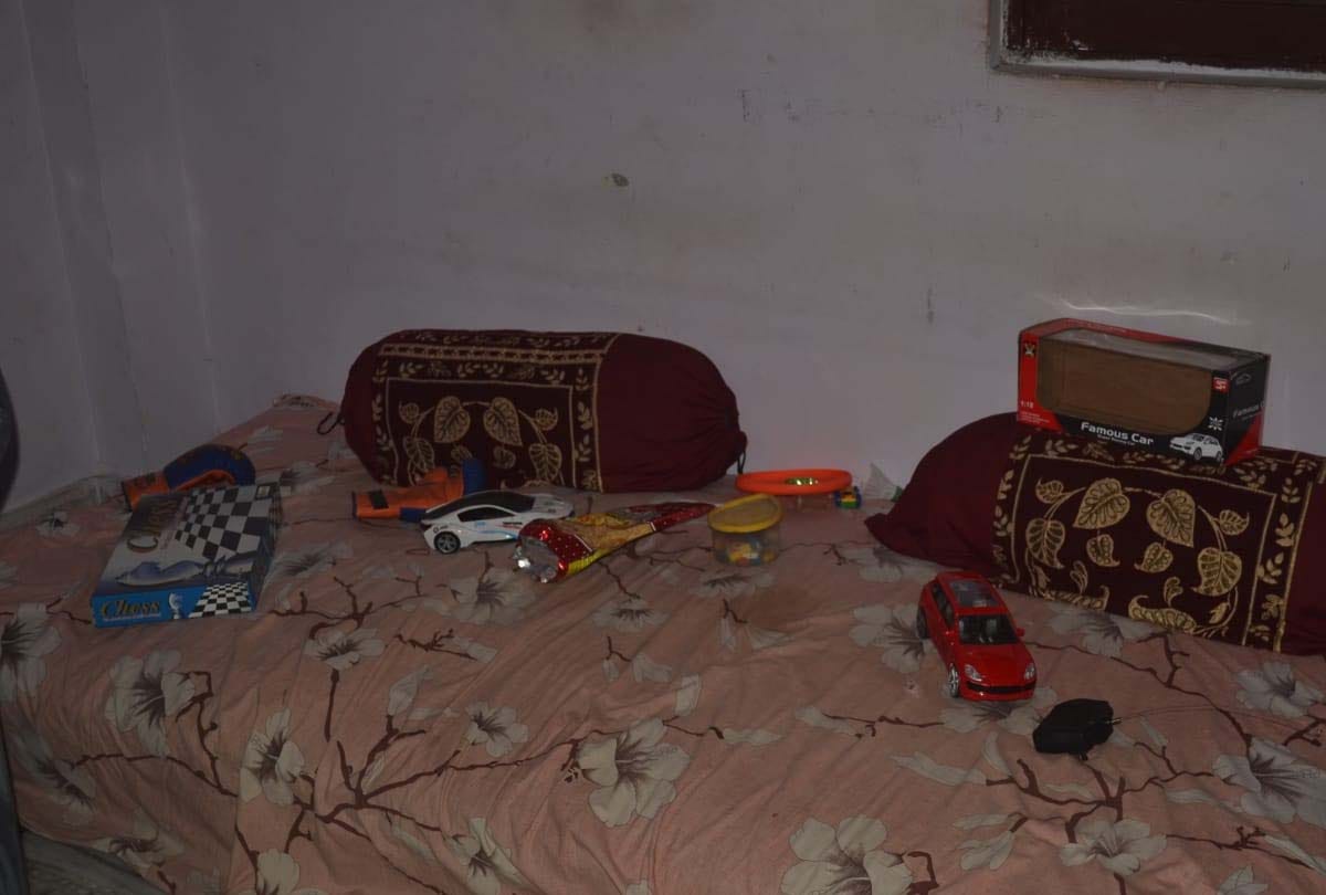 Father hanging eight-year-old innocent son and hanging himself in kanpur