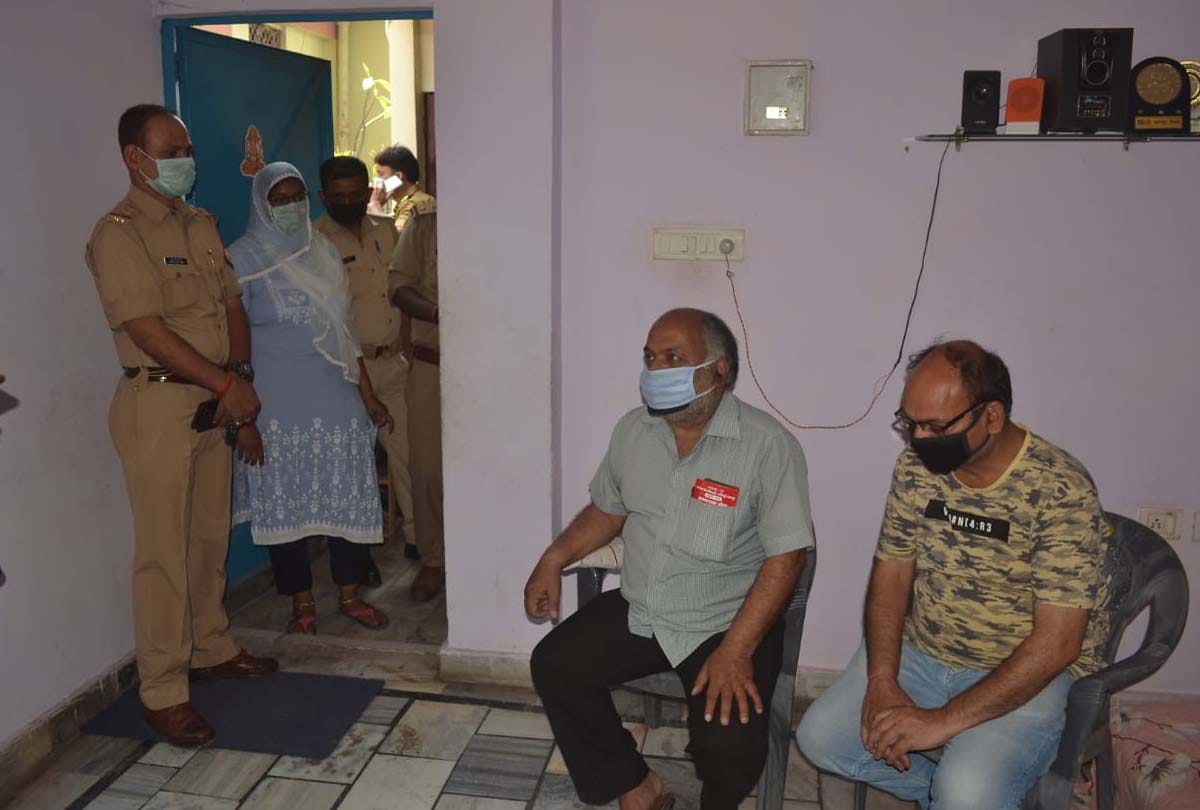 Father hanging eight-year-old innocent son and hanging himself in kanpur