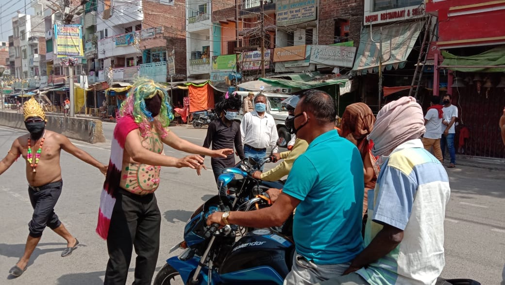Corona virus roaming on the road in Chandauli, advising people to stay in houses