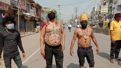 Corona virus roaming on the road in Chandauli, advising people to stay in houses