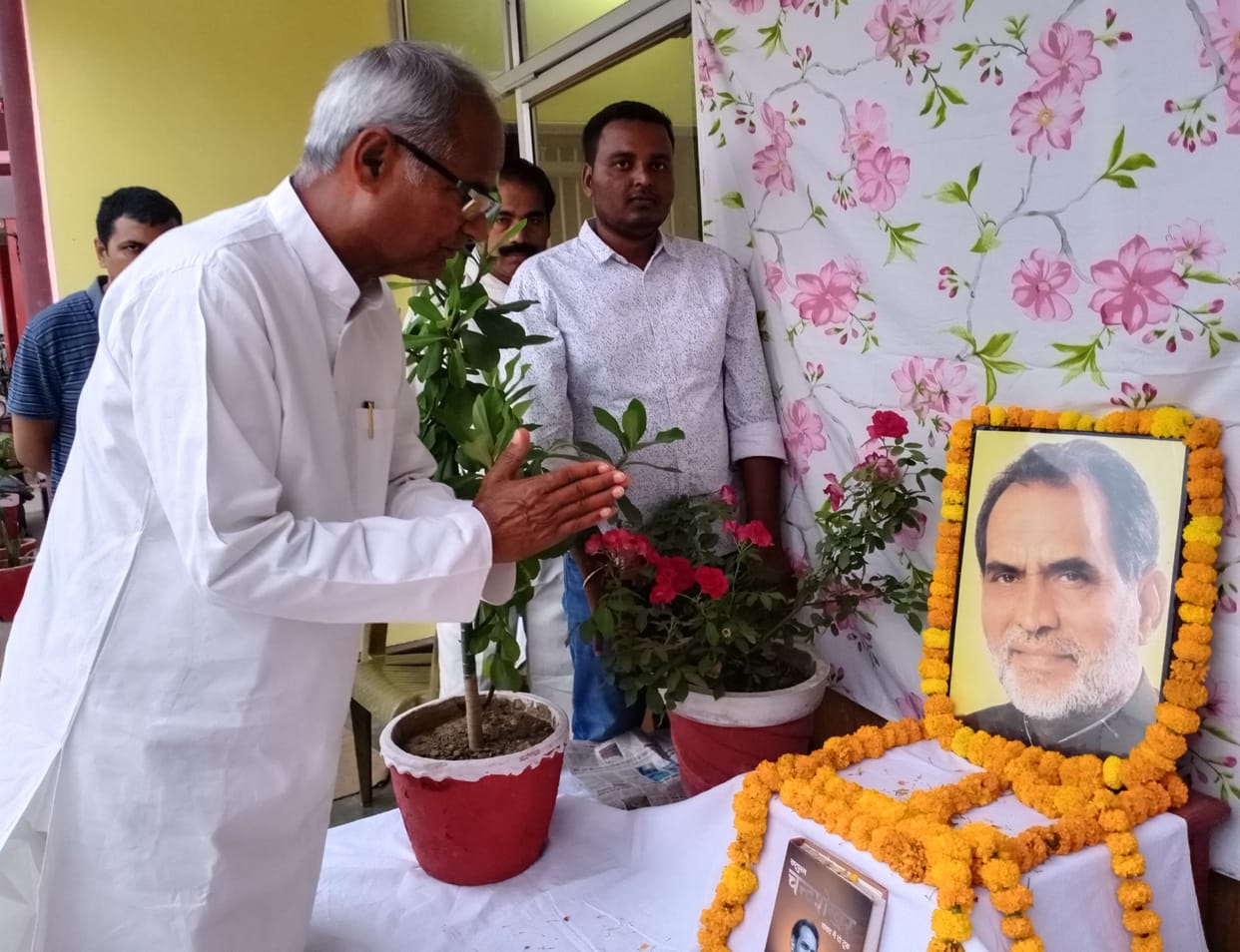 Former Prime Minister Chandrashekhar remembered on his birthday