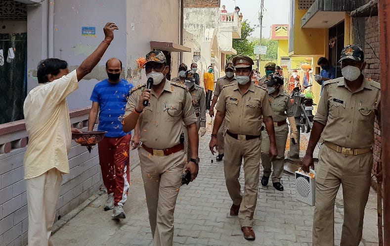 People showered flowers and applauded policemen In Azamgarh