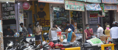 कोर्ट रोड पर बीज एवं कृषि संबधी उपकरण की खरीददारी करते किसान।