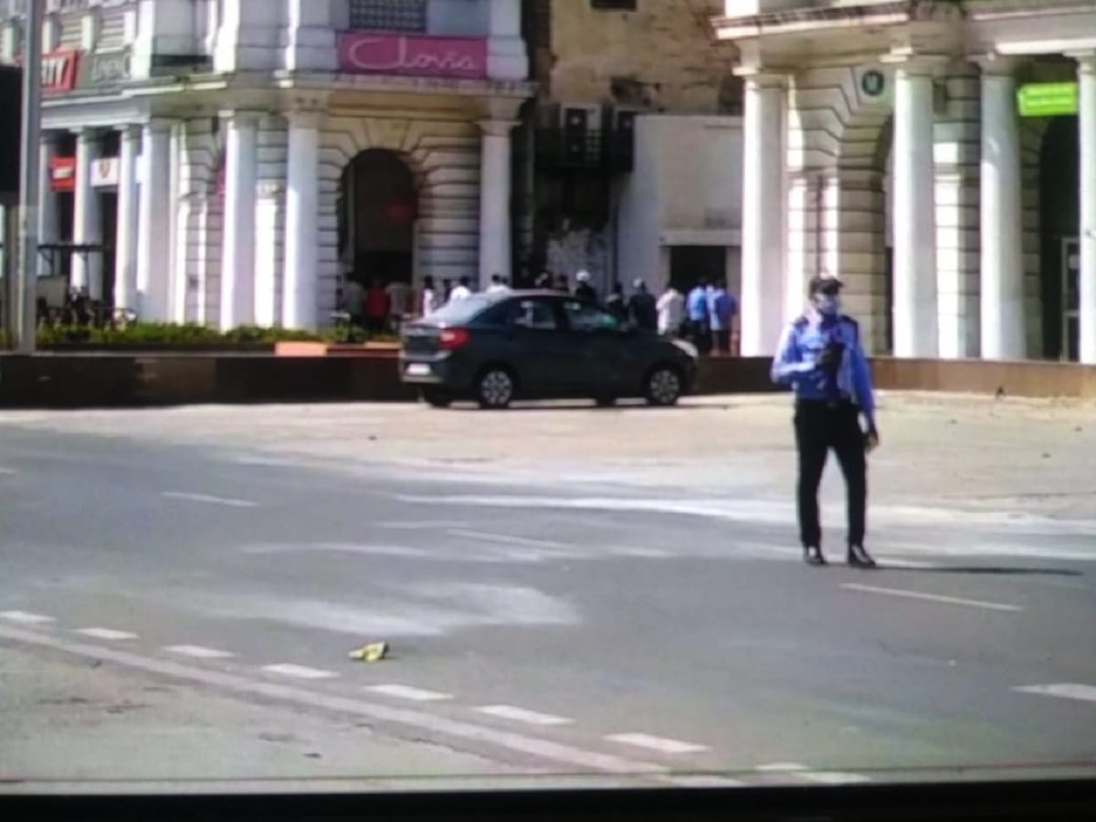security guards at connaught place performing very tough duties during delhi lockdown