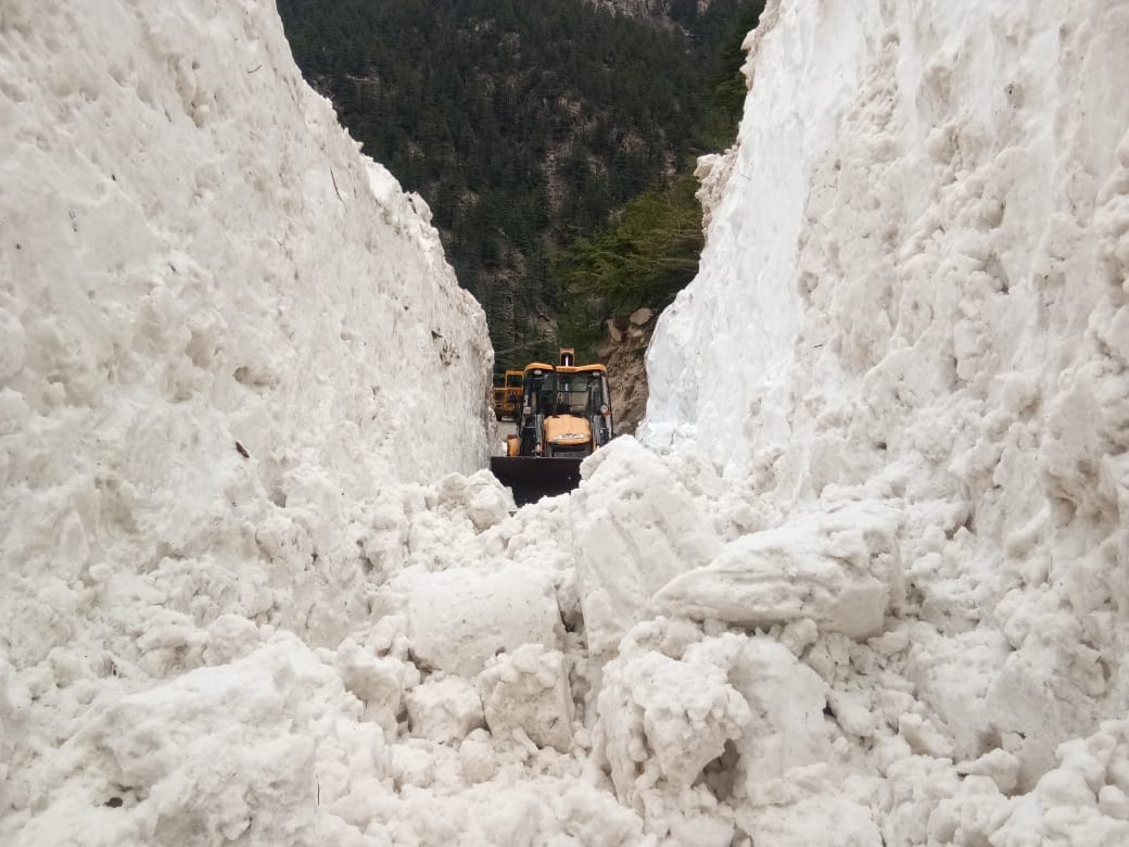 Big iceberg fall on Gangotri highway from Changthang Glacier uttarkashi