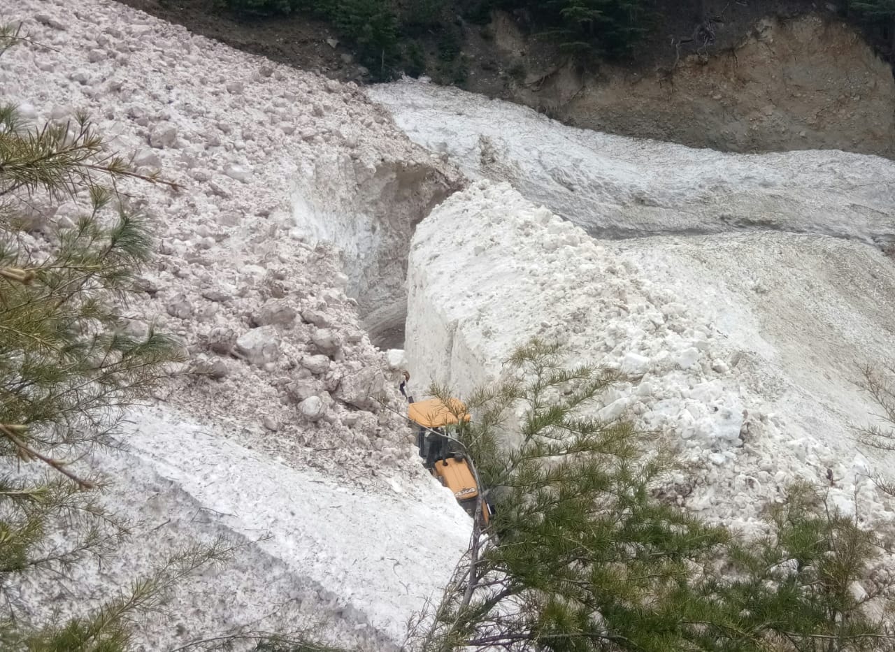 Big iceberg fall on Gangotri highway from Changthang Glacier uttarkashi