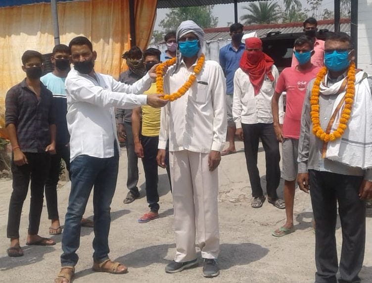 Flower showers on police and health workers