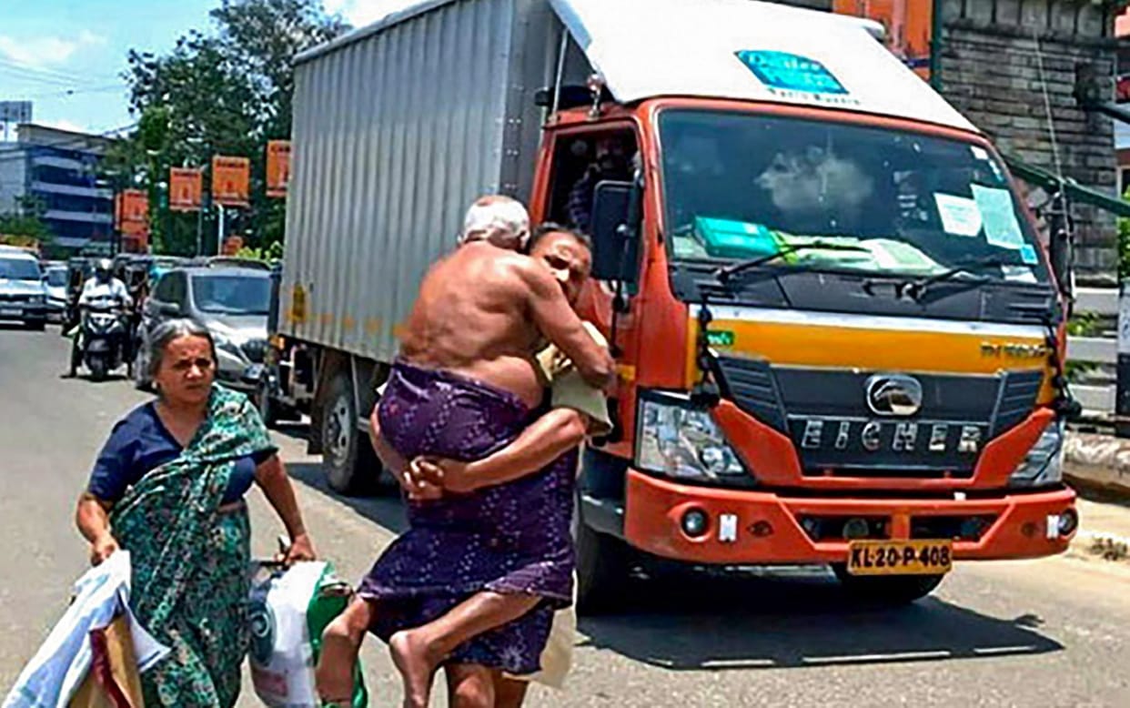 Man forced to carry ailing father on foot in Kerala after police stops auto rickshaw citing lockdown guidelines