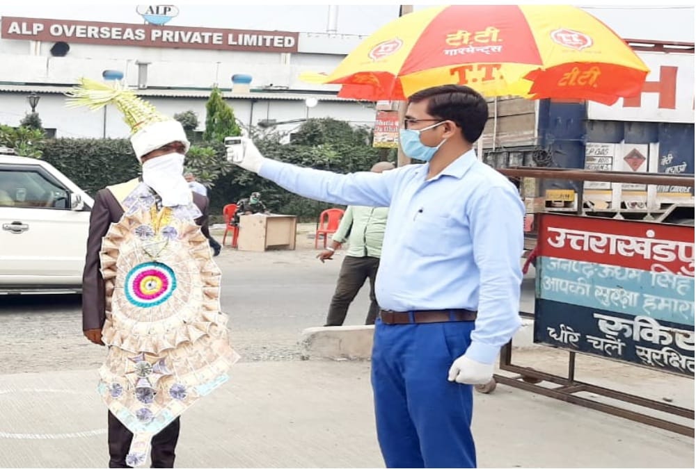 Uttarakhand Lockdown: Groom stop on checkpost , Bride reached there on Bike,marriage in Temple