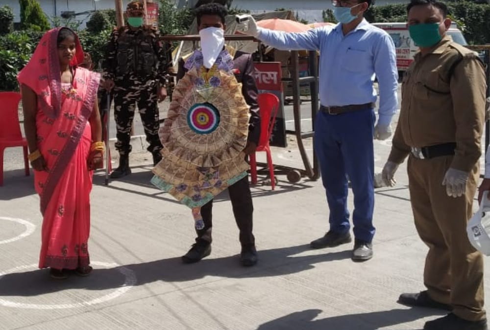 Uttarakhand Lockdown: Groom stop on checkpost , Bride reached there on Bike,marriage in Temple