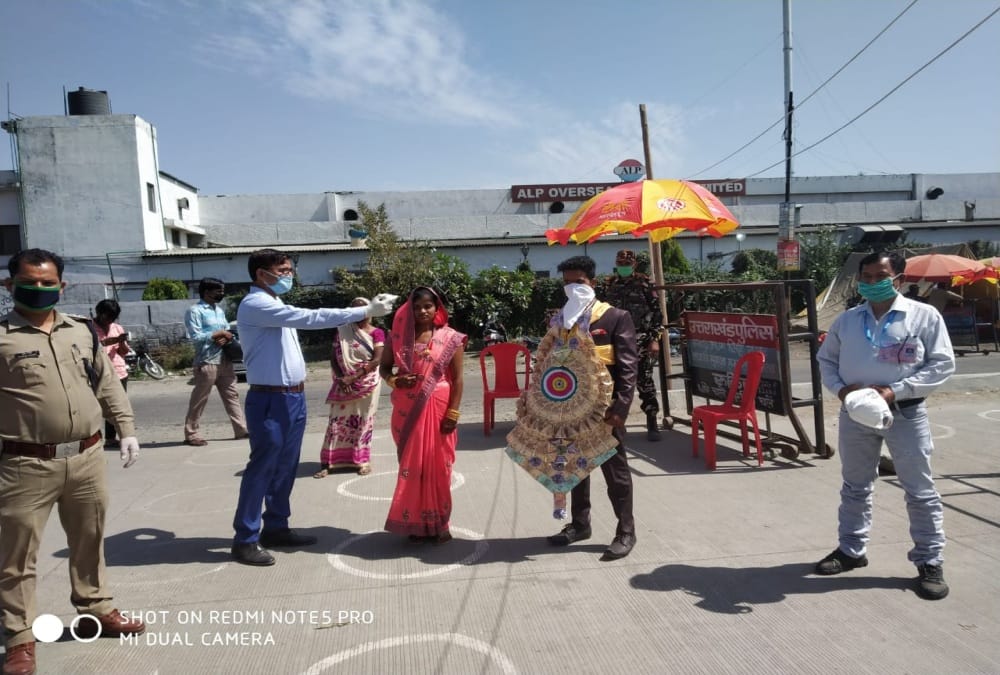 Uttarakhand Lockdown: Groom stop on checkpost , Bride reached there on Bike,marriage in Temple