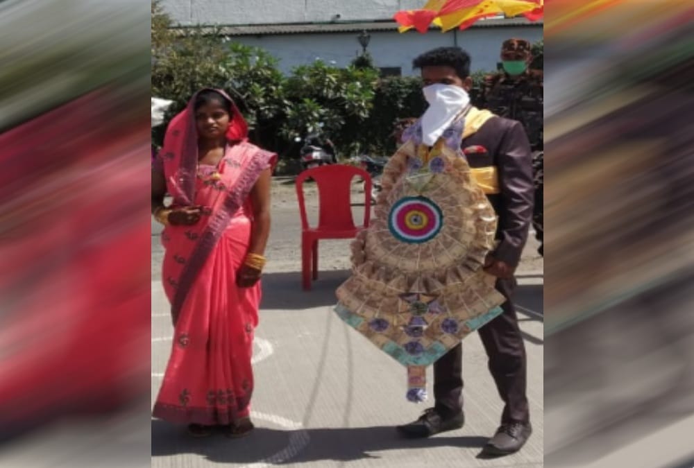 Uttarakhand Lockdown: Groom stop on checkpost , Bride reached there on Bike,marriage in Temple