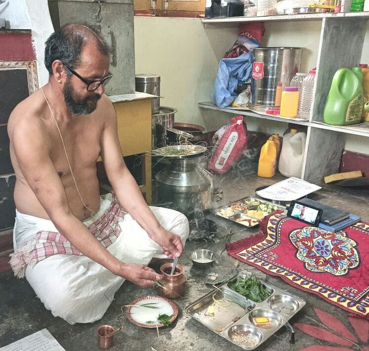 Purohit ji stuck in lockdown, online shraddha happened online