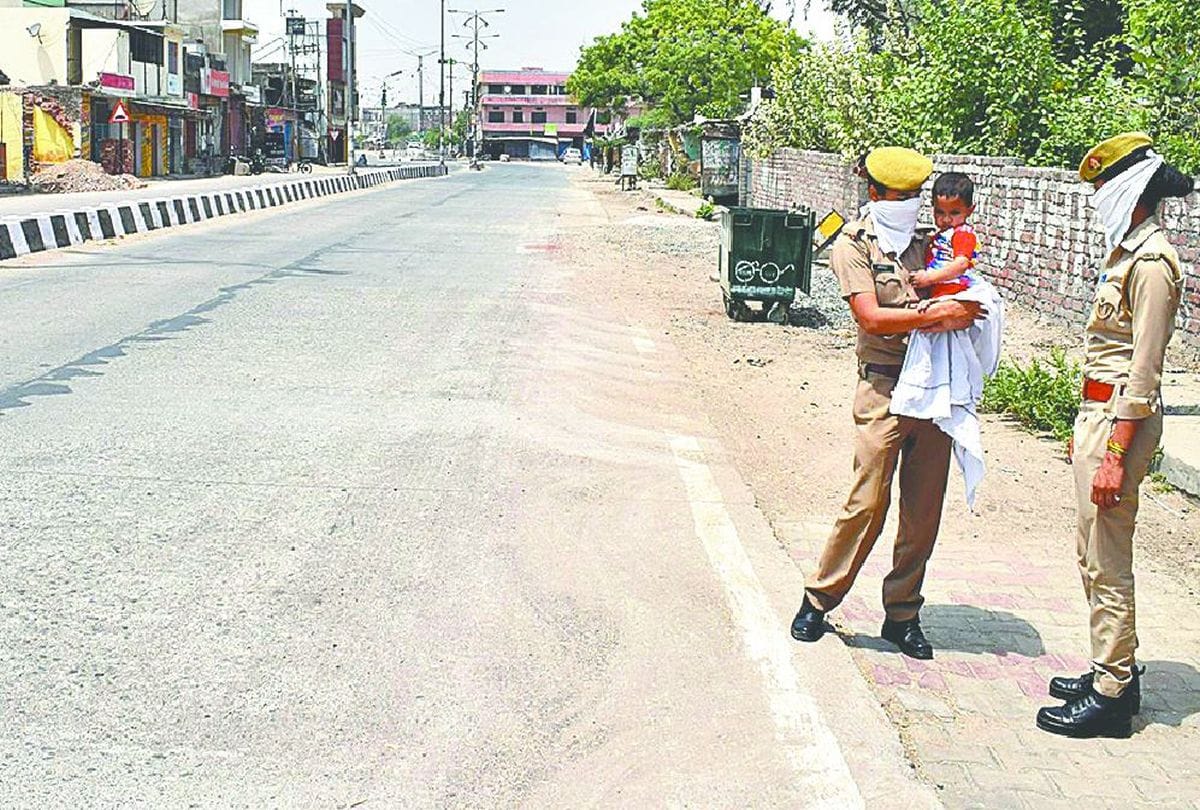 lady constable doing duty with her one year old son in lockdown in mainpuri