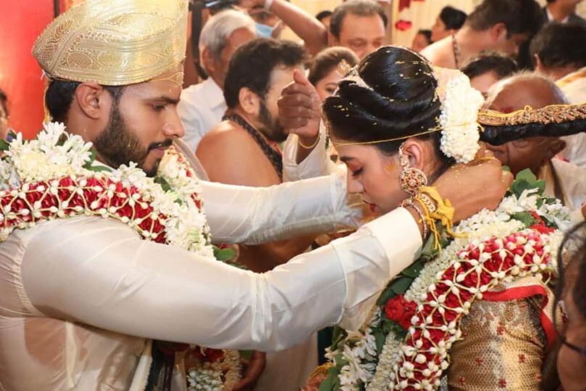 Coronavirus Lockdown Raveena Tandon made a sarcastic remark    former Karnataka chief minister HD Kumaraswamy son ikhil   Kumaraswamy wedding