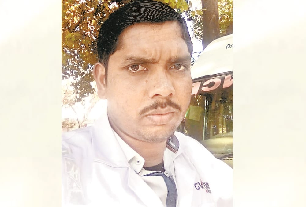 ambulance workers are helping suspected patients of corona in lucknow