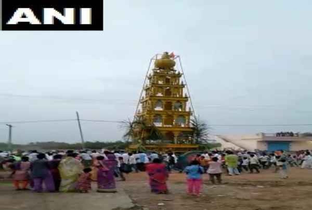 Coronavirus Lockdown in Karnataka Kalburgi Hundreds of people gathered at temple chariot festival