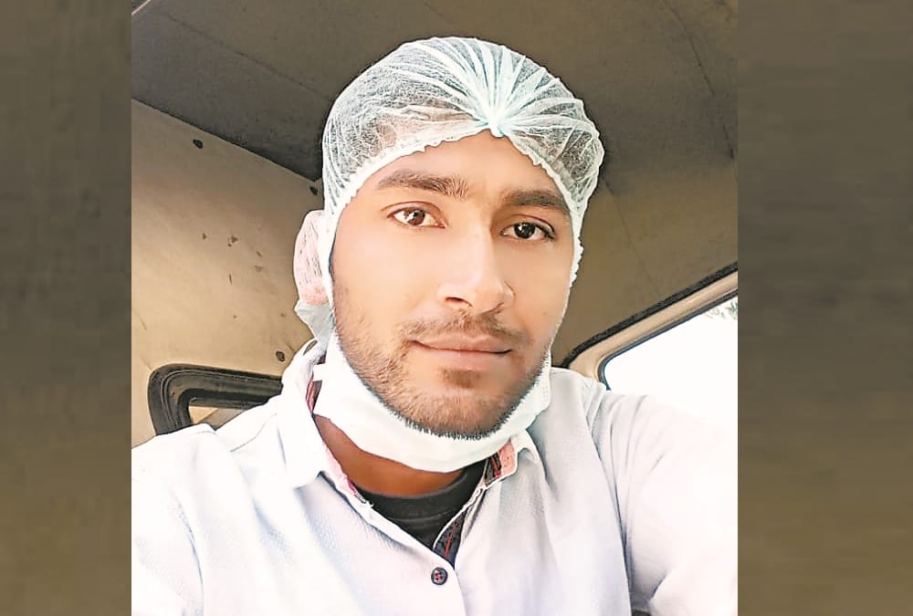 ambulance workers are helping suspected patients of corona in lucknow
