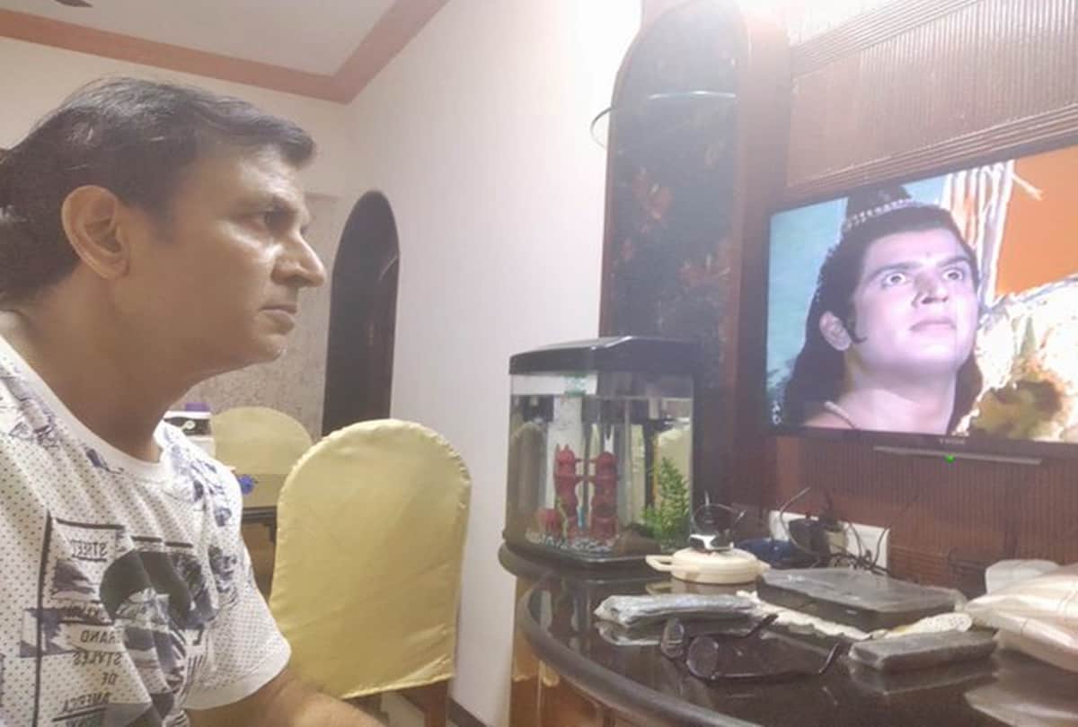 Sunil Lahri aka Lakshman Watching Meghnath Vadh in Ramanand Sagar Ramayan at Doordarshan