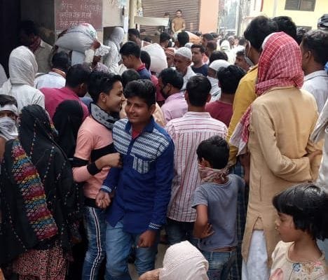 samadhan mein sarakaaree raashan dukaan par kaardadhaarakon ne ek ghante kiya hangaama