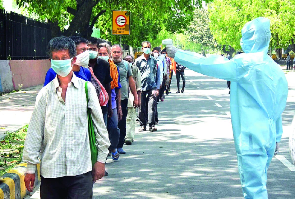 When the landlord kicked out from the house thet left for Hardoi on foot