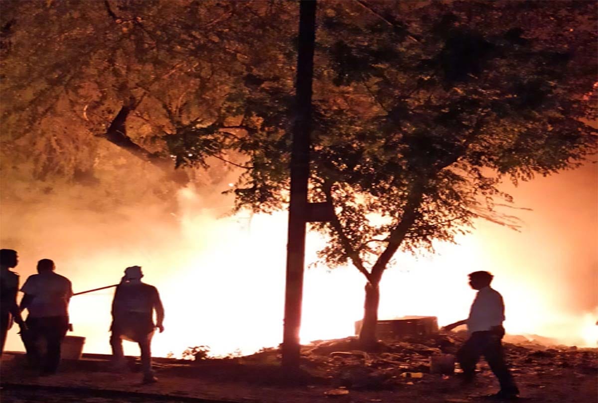 Lakhs lost due to fire in junk warehouse in farrukhabad