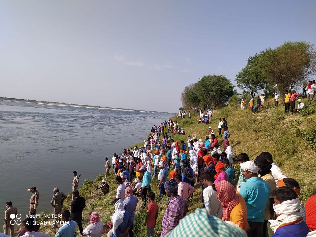 Students drowned in Ganga while taking bath, police engaged in search of divers