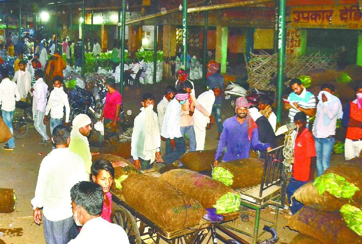 crowd gathering at night in sabji mandi agra during lockdown