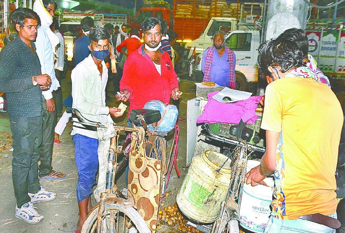 crowd gathering at night in sabji mandi agra during lockdown