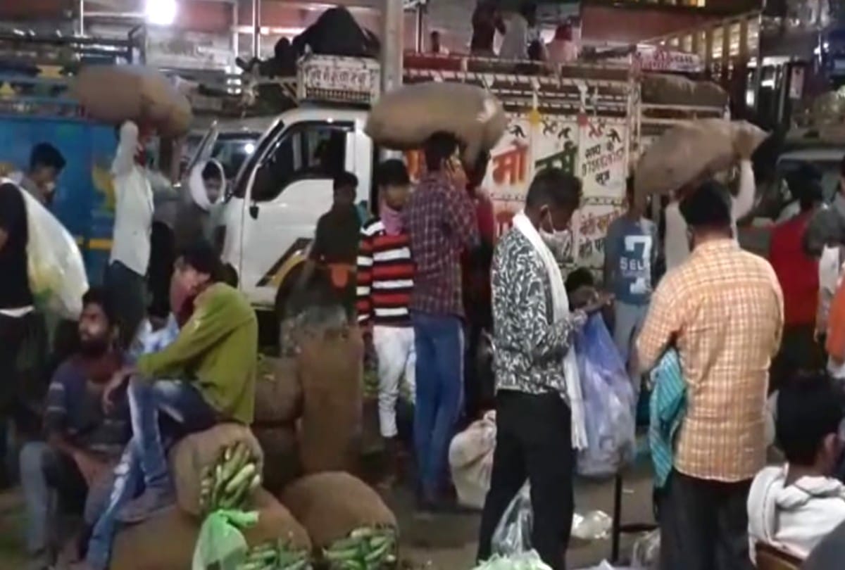 crowd gathering at night in sabji mandi agra during lockdown