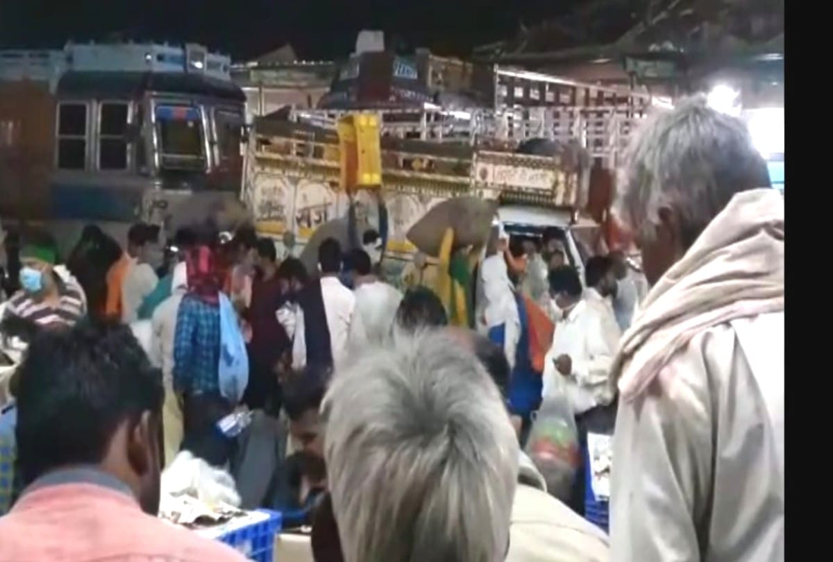 crowd gathering at night in sabji mandi agra during lockdown
