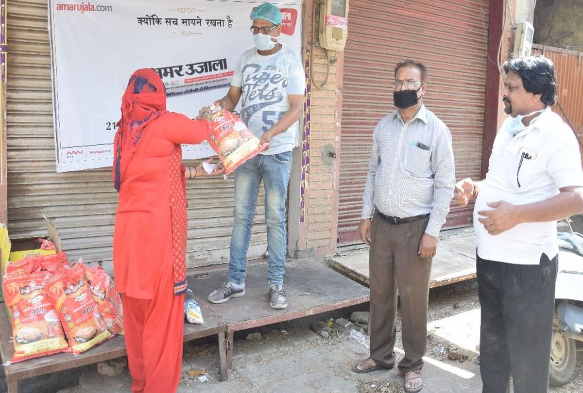 Amar Ujala Foundation Social workers distributed food and ration to the people in agra