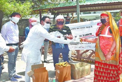 Amar Ujala Foundation Social workers distributed food and ration to the people in agra
