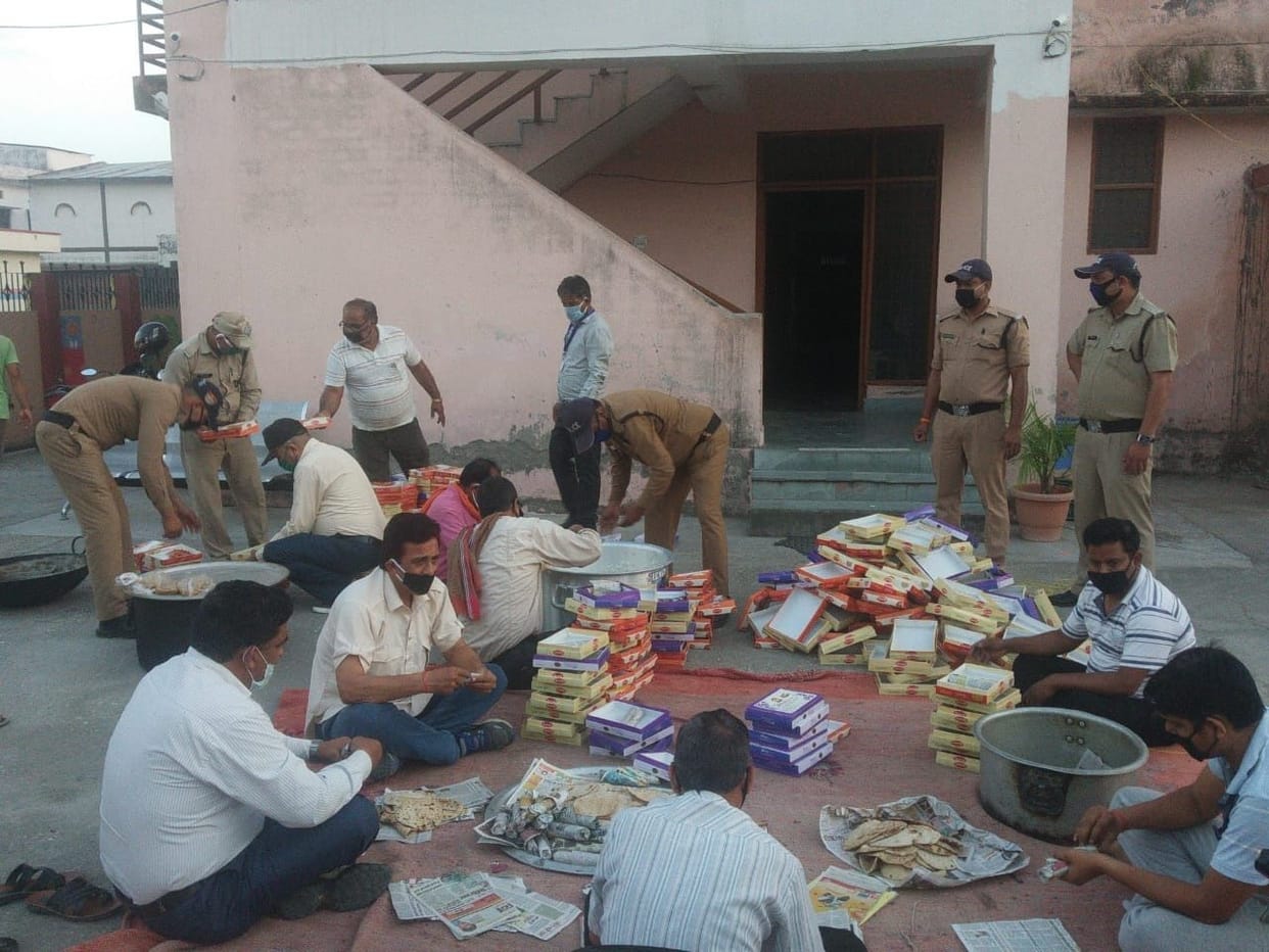 Administration started community kitchens for Tanakpur and Banbasa