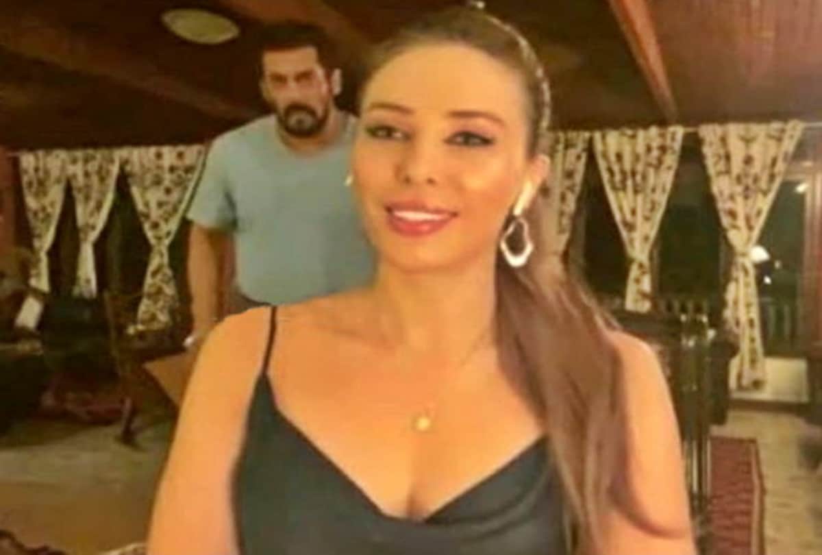 viral video shows Salman Khan peeping into a chat session of rumoured girfriend Iulia Vantur