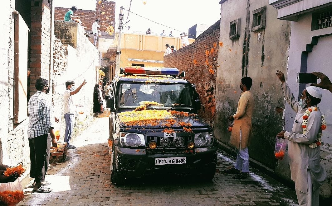 Meerapur Police welcomed with flowers